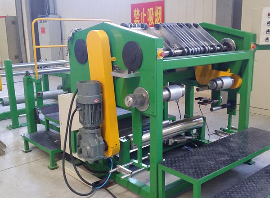 Multi-blade slitter for rubber sheet